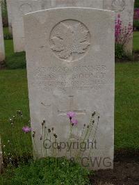 Etaples Military Cemetery - Mooney, Charles Wesley